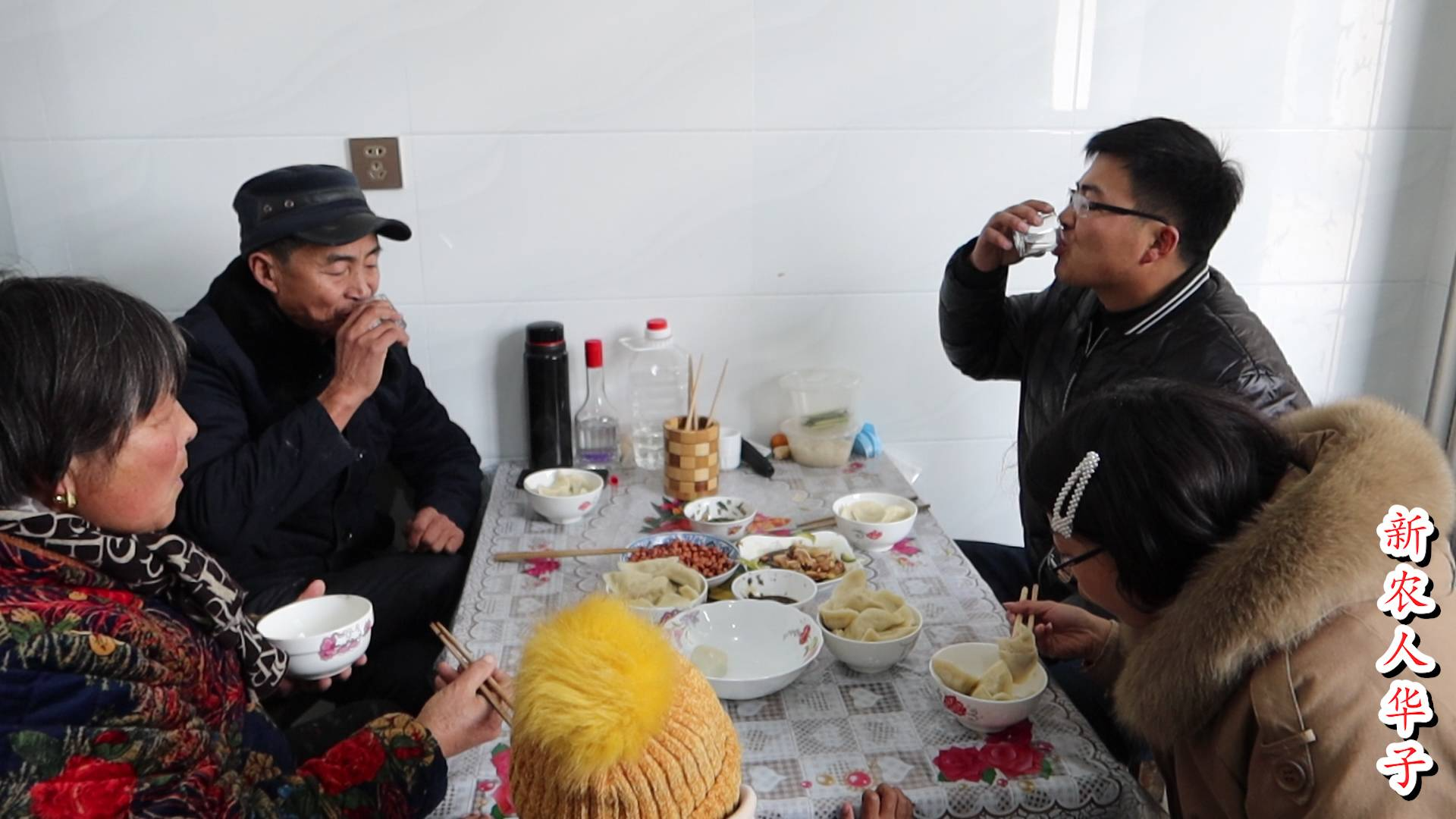 大年初五包饺子!一个猪耳朵,一盘花生米,在家陪父亲喝酒高兴